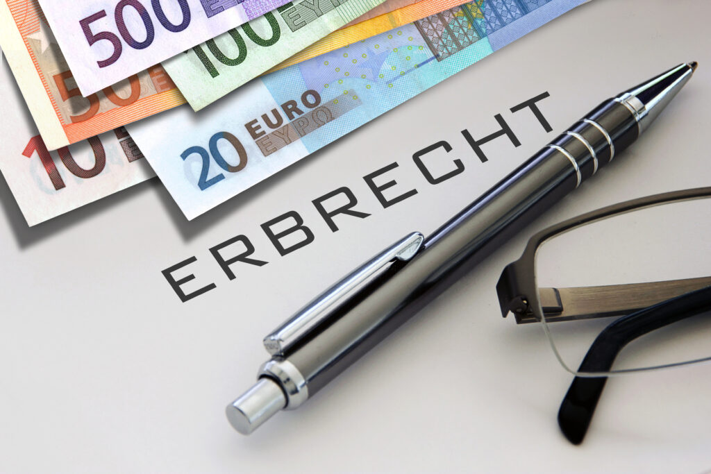 Das Wort Erbrecht, daneben Kugelschreiber und Geldscheine.
