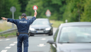 Polizist mit erhobener Kelle