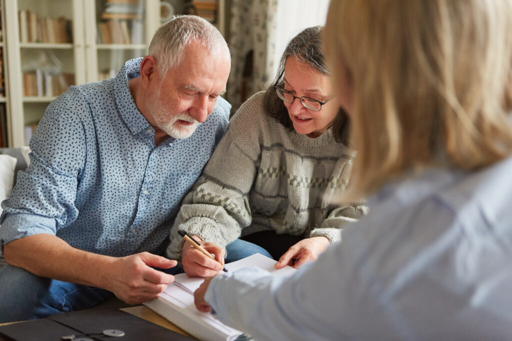 Senioren Paar unterschreibt eine Vorsorgevollmacht und Patientenverfügung
